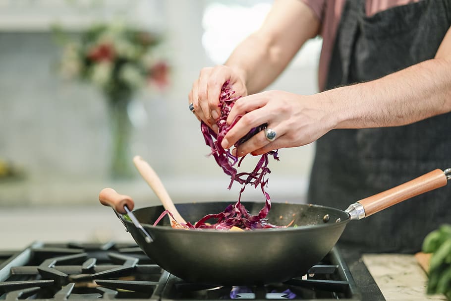 cuina persona, vermell, col, afegint, adult, davantal, brunch, xef, cuinar, estris de cuina, sopar, menjar, fotografia de menjar, fregir, mans, saludable, casolà, a l'interior, cuina, dinar, fabricació, pan, persona, col llombarda, ratllat, espàtula, saltejat, estufa, estiu, vegà, verdures, vegetarià, wok, mà humana, menjar i beguda, una persona, part del cos humà, preparació, mà, frescor, centrar-se en primer pla, estri de cuina, celebració, estils de vida, persones reals, equipament per a la llar, dones, vegetals, primer pla, benestar, preparar el menjar, 5K