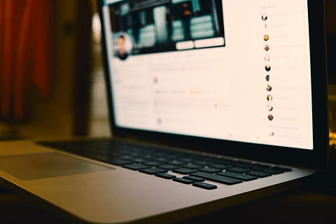 elektronik, computer, bærbar, pc, tastatur, hardware, computer hardware, computer tastatur, lcd-skærm, Skærm, overvåge, skrivebord, nedbrud, facebook, facebook ned, minimal opsætning, sociale medier, humørsyg, bokeh, teknologi, meddelelse, forbindelse, trådløs teknologi, indendørs, ingen mennesker, bord, tæt på, fokus på forgrunden, sollys, computerudstyr, forretning, åben, bekvemmelighed, moderne, 5K, CC0, offentligt domæne, royaltyfrie