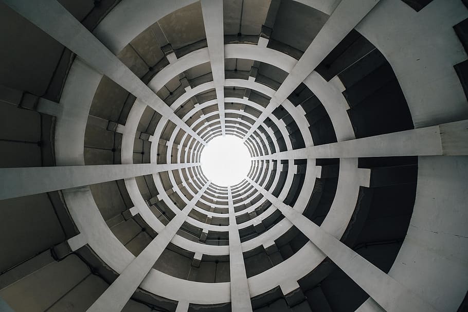 edifici pintat de blanc, forma geomètrica, cercle, forma, patró, arquitectura, estructura construïda, disseny, directament a sota, a l'interior, cap gent, sostre, marc complet, espiral, modern, edifici, característica arquitectònica, perspectiva decreixent, concèntric, escala, cúpula, arquitectura i art, 5K