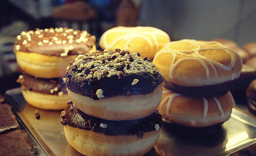 rosquillas, panadería, postre, Formación de hielo, dulces, trata, comida, comida y bebida, frescura, indulgencia, comida dulce, listo para comer, de cerca, adentro, enfoque selectivo, dulce, nadie, comer poco saludable, centrarse en primer plano, tentación, negocio, apilar, mesa, comida rápida, horneado, comida japonesa, bocadillo, 2K, CC0, dominio público, libre de derechos