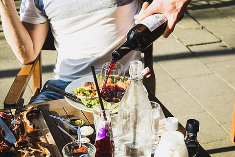 homme, séance, verser, du vin, bouteille, Humain, la personne, boisson, de l'alcool, aliments, verre, restaurant, table, café, célébrer, verre de vin, sommelier, compteur, parfait, romantique, fille, beauté, Vrais gens, Nourriture et boisson, Hommes, fraîcheur, en portant, section médiane, récipient, journée, rafraîchissement, deux personnes, vue grand angle, personnes, modes de vie, préparer de la nourriture, main, préparation, en plein air, 4K, CC0, domaine public, libre de droits