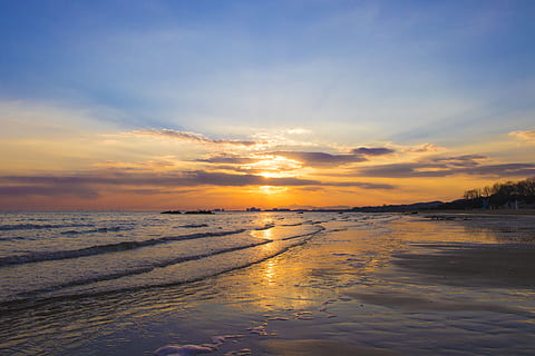 ocean bølge, knusning, kyst, strand, skyer, daggry, aften, landskab, natur, ocean, afspejling, sand, hav, marinemaleri, kysten, himmel, sol, solnedgang, vand, bølger, scenics - natur, skønhed i naturen, sky - himmel, ro, rolig scene, jord, orange farve, horisont, idyllisk, horisont over vand, ingen mennesker, ikke-urbane scene, udendørs, 5K, CC0, offentligt domæne, royaltyfrie