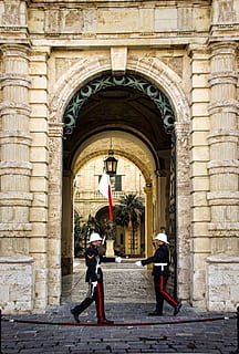 Valetta, Malta, pază, mare maestru, palat, capital, Mediterana, oraș, vacante, maltez, palatul marelui maestru, clădire, fortăreață, arhitectură, construită, exteriorul clădirii, arc, istorie, trecutul, oameni adevărați, zi, uniformă, bărbați, oameni, Securitate, protecţie, doi oameni, îmbrăcăminte, în aer liber, destinații de călătorie, călătorie, guvern, coloană arhitecturală, 4K, CC0, domeniu public, fără drepturi de autor