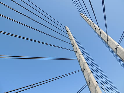 niedrig, Winkel Fotografie, Kabelgeländer, tagsüber, die Architektur, Brücke, Gebäude, Ingenieurwesen, Metall, modern, Himmel, stehlen, Stahl- und Betonkonstruktion, Stahlseile, strukturiertes Design, Suspension, Wurmperspektive, Kabel, Verbindung, Flachwinkelansicht, Blau, Brücke - künstliche Struktur, keine Leute, Technologie, Elektrizität, klarer Himmel, gebaute Struktur, Natur, Transport, Tag, draußen, Segelboot, Hängebrücke, Stromleitung, Netzteil, Takelwerk, Telefonleitung, Komplexität, direkt darunter, 4K, CC0, gemeinfrei, lizenzfrei