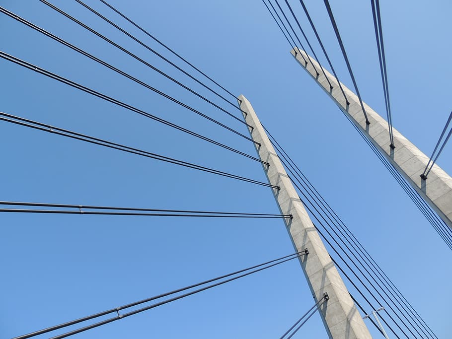 baix, fotografia d'angle, baranes de cable, durant el dia, arquitectura, pont, edifici, enginyeria, metall, modern, cel, acer, estructura d’acer i formigó, cables d’acer, disseny estructural, suspensió, vista dels ulls del cuc, cable, connexió, vista d’angle baix, blau, pont - estructura feta per l'home, cap gent, tecnologia, electricitat, cel clar, estructura construïda, naturalesa, transport, dia, a l'aire lliure, veler, Pont en suspensió, línia elèctrica, Font d'alimentació, aparells, línia telefònica, complexitat, directament a sota, 4K
