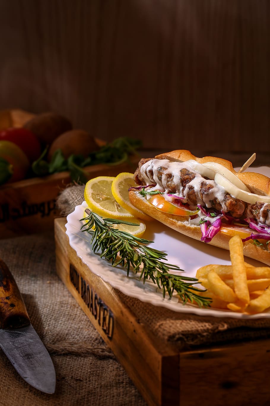 mad på plade, brød, burger, lækker, aftensmad, mad, frokost, måltid, kød, sandwich, velsmagende, mad og drikke, klar til at spise, grøntsag, friskhed, træ - materiale, indendørs, sund kost, ingen mennesker, stilleben, skærebræt, bord, løg, frugt, ost, mejeriprodukt, snack, pynt, fristelse, 5K