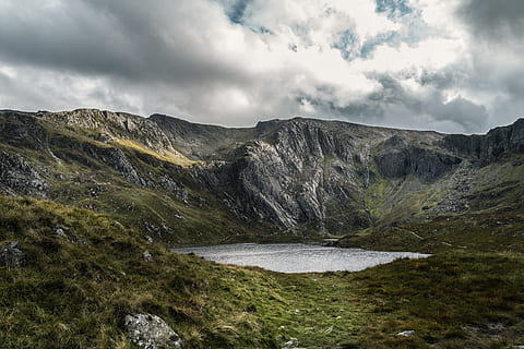 lake, surrounded, mountain, clouds, daylight, landscape, nature, north wales, scenic, sky, cloud - sky, beauty in nature, scenics - nature, non-urban scene, water, environment, no people, day, tranquil scene, mountain range, tranquility, idyllic, overcast, plant, outdoors, flowing water, flowing, 5K, CC0, public domain, royalty free
