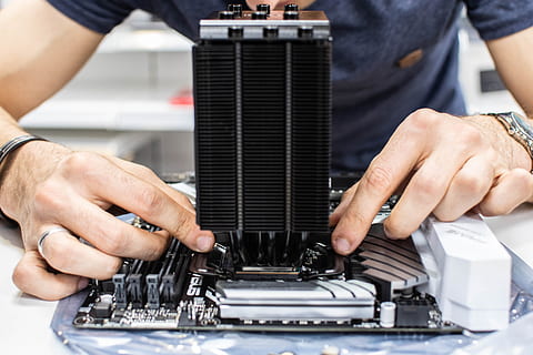 pc, bouwen, computer, technologie, gebouw, moederbord, koeler, pc-onderdelen, gaming, werkstation, service, ambacht, bewerker, processor koeler, menselijke hand, detailopname, hand-, een persoon, menselijk lichaamsdeel, muziek-, record, bezetting, mannen, binnenshuis, kunst cultuur en entertainment, volwassen, studio opname, retro gestileerd, midsection, vooraanzicht, bekwaamheid, club dj, 5K, CC0, publiek domein, royaltyvrij