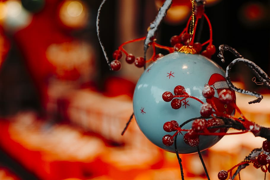 blå bauble, sfære, ornament, tilbehør, vulst, varme farver, bokeh, jul, briks, smykker, halskæde, belysning, perle halskæde, tilbede, rosenkrans, bedekranse, mønster, bold, fraktal, trekant, ferie, dekoration, fokus på forgrunden, rød, fest, tæt på, hængende, ingen mennesker, jul ornament, juledekoration, Kunst og håndværk, begivenhed, ferie - begivenhed, repræsentation, selektiv fokusering, religion, dyr repræsentation, festival, 5K