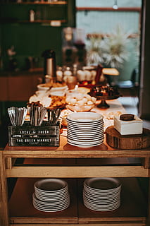 dinnerware, a stabilit, masa, nici o persoana, în interior, mancare si bautura, natură moartă, să se concentreze asupra primelor elemente, alimente, grup mare de obiecte, alegere, lemn - material, scaun, zi, restaurant, recipient, aranjament, farfurie, absență, variație, cadru, 5K, CC0, domeniu public, fără drepturi de autor