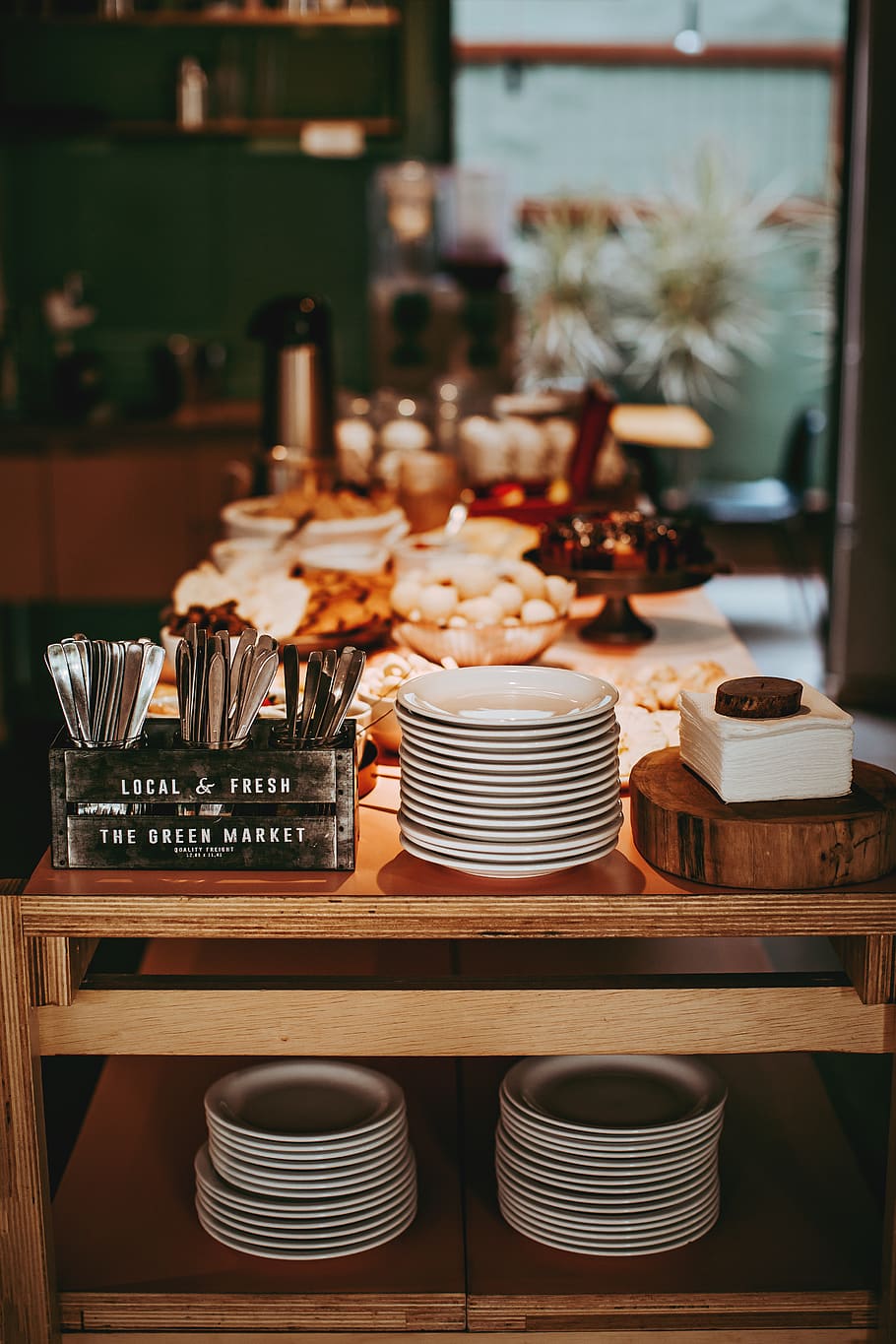 dinnerware, a stabilit, masa, nici o persoana, în interior, mancare si bautura, natură moartă, să se concentreze asupra primelor elemente, alimente, grup mare de obiecte, alegere, lemn - material, scaun, zi, restaurant, recipient, aranjament, farfurie, absență, variație, cadru, 5K
