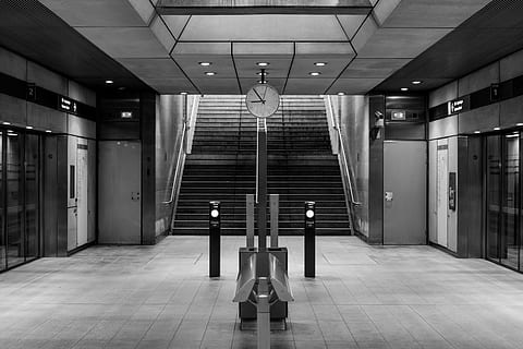 Copenhaga, arhitectură, iluminat, construită, în interior, echipamente de iluminat, tavan, pardoseală, ţiglă, absență, scară, transport, parchet gresie, nici o persoana, statie de metrou, clădire, gol, transport public, modern, Siguranță, Securitate, coloană arhitecturală, 5K, CC0, domeniu public, fără drepturi de autor