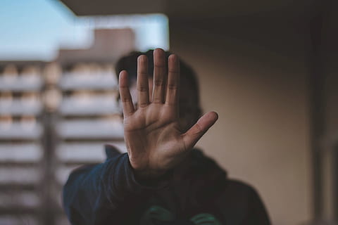 Mann, Stehen, tragen, schwarz, Jacke, menschliche Hand, Hand, eine Person, menschliches Körperteil, Gestikulieren, Fokus auf den Vordergrund, drinnen, Stoppen Sie die Geste, Körperteil, echte Menschen, Palme, Erwachsene, Kommunikation, selektiver Fokus, Vorderansicht, menschlicher Finger, Nahansicht, Finger, zeigt, verdecktes Gesicht, Hand erhoben, menschliches Glied, 4K, CC0, gemeinfrei, lizenzfrei