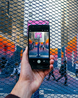 persoon, nemen, foto, mensen, basketbalveld, apparaat, elektronica, hand-, mobiel, scherm, smartphone, foto nemen, menselijke hand, technologie, bezit, slimme telefoon, menselijk lichaamsdeel, communicatie, draagbaar informatie-apparaat, Draadloze technologie, een persoon, echte mensen, hek, verbinding, fotografie thema's, fotograferen, persoonlijk perspectief, detailopname, mobiele telefoon, vrijetijdsbesteding, buitenshuis, vinger, 4K, CC0, publiek domein, royaltyvrij