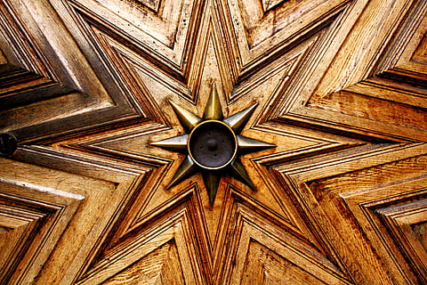 fusta, patró, textura, superfície, estructura, marró, vell, naturalesa, gra, arbre, aspre, paret, tallar, tronc, monyó, llenya, pissarra, material, registres, fusta dura, taules, resistent, esquerdes, arquitectura, a l'interior, marc complet, vista d’angle baix, sostre, material de fusta, cap gent, fons, art i artesania, creença, forma, lloc de culte, religió, estructura construïda, disseny, espiritualitat, creativitat, porta, directament a sota, ornamentat, 4K, CC0, domini públic, lliure de regalies