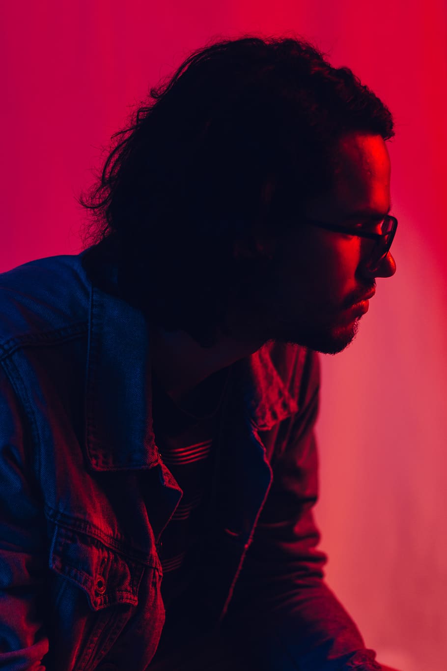 kit harrington, una persona, adult jove, a l'interior, vermell, estils de vida, adult, home jove, persones reals, mirant, retrat, fons de colors, contemplació, dones joves, tir de l'estudi, roba casual, vista lateral, dones, pentinat, depressió - tristesa, cuir, 4K