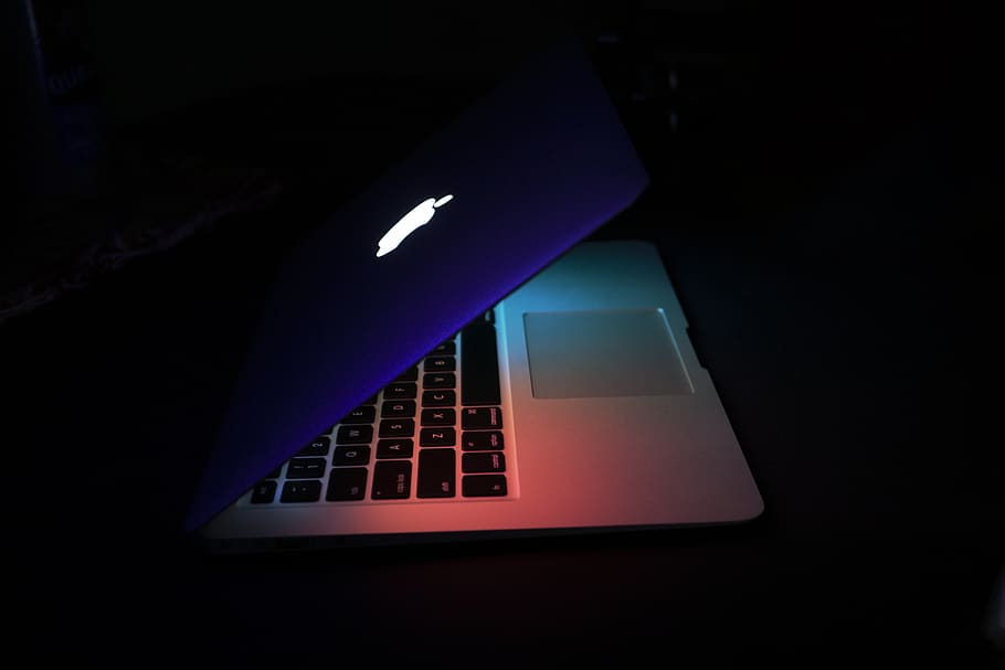 macbook viola, elettronica, pc, computer, il computer portatile, hardware, tastiera del computer, computer hardware, tastiera, tonalità, colori, Mela, macbook, Mac, buio, palcoscenico, topo, adattatore, vita notturna, del desktop, stuoia, tecnologia, notte, in casa, connessione, nessuno, illuminato, comunicazione, tecnologia wireless, sfondo nero, girato in studio, attrezzatura informatica, stanza buia, multicolore, rosso, architettura, Internet, raggiante, 5K