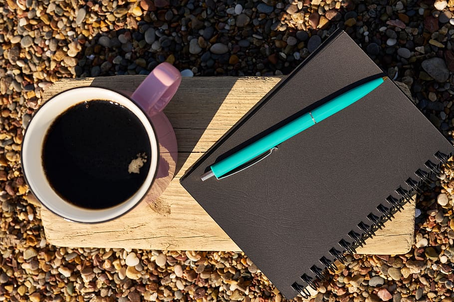 caffè, penna, taccuino, libro, nero, rosa, blu, scrivere, leggere, Nota, prendi nota, poeta, poesia, bevanda, autore, giornalista, alunno, il lavoro, rompere, rilassare, calma, caffè espresso, tazza, studia, carta, caffè - bevanda, cibo e bevande, bere, boccale, tavolo, caffè nero, tazza di caffè, rinfresco, natura morta, vista dall'alto, nessuno, direttamente sopra, pubblicazione, freschezza, avvicinamento, cibo, bevanda analcolica, tè nero, vasellame, tazza di tè, vassoio, 5K