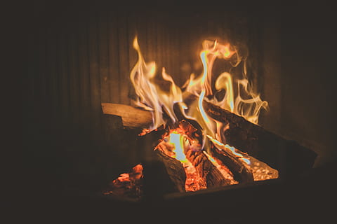 brun eldstad, brinnande, brand, eld - naturligt fenomen, flamma, värme - temperatur, logga, ved, trä, trämaterial, natt, natur, lysande, inget folk, bål, rörelse, orange färg, mörk, närbild, öppen spis, utomhus, lägereld, inferno, 4K, CC0, offentligt domän, royaltyfria