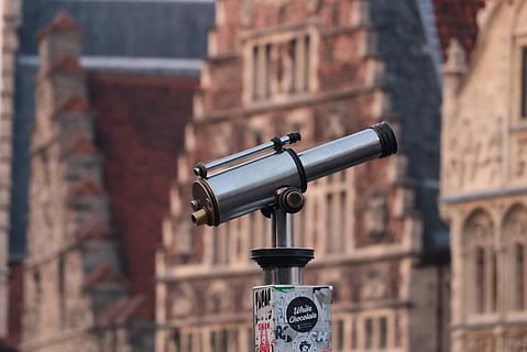 punto di vista, telescopio, vista distante, vista, prospettiva, binocolo, attenzione, lungimiranza, orologio, panoramica, case, sera, crepuscolo, turismo, urbano, città, costruzione, viaggio, storicamente, romantico, architettura, Luoghi di interesse, centro storico, vacanze, umore, esterno dell'edificio, concentrarsi sulle conoscenze acquisite, struttura costruita, giorno, nessuno, sorveglianza, sicurezza, tecnologia, all'aperto, muro di mattoni, metallo, mattone, avvicinamento, protezione, a gettoni, 5K, CC0, dominio pubblico, privo di copyright