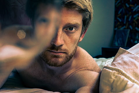uomo, dire bugie, letto, barba, peli del viso, ritratto, una persona, colpo alla testa, adulto, uomini, guardando la fotocamera, in casa, rilassamento, giovane adulto, metà adulto, stili di vita, maschi, metà uomini adulti, avvicinamento, gente meravigliosa, abbigliamento casual, contemplazione, volto umano, 4K, CC0, dominio pubblico, privo di copyright