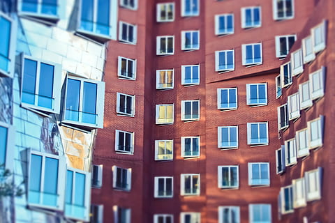 arquitectura, edifici, ciutat, finestra, modern, façana, gratacels, referència, vidre, turisme, paisatge urbà, perspectiva, edificis gehry, düsseldorf, port de mitjans de comunicació, urbà, gehry, riu Rin, llocs d'interès, Canvi de inclinació, efecte en miniatura, estructura construïda, exterior de l'edifici, marc complet, cap gent, vista d’angle baix, fons, dia, barri residencial, a l'aire lliure, patró, vidre - material, repetició, enfocament selectiu, multicolor, llum solar, apartament, casa de fila, 4K, CC0, domini públic, lliure de regalies