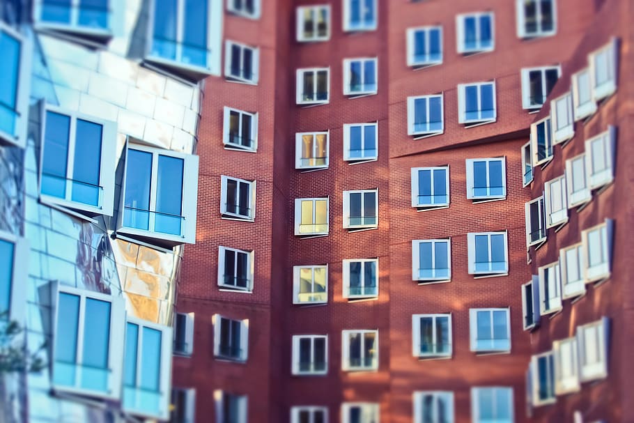 arquitectura, edifici, ciutat, finestra, modern, façana, gratacels, referència, vidre, turisme, paisatge urbà, perspectiva, edificis gehry, düsseldorf, port de mitjans de comunicació, urbà, gehry, riu Rin, llocs d'interès, Canvi de inclinació, efecte en miniatura, estructura construïda, exterior de l'edifici, marc complet, cap gent, vista d’angle baix, fons, dia, barri residencial, a l'aire lliure, patró, vidre - material, repetició, enfocament selectiu, multicolor, llum solar, apartament, casa de fila, 4K
