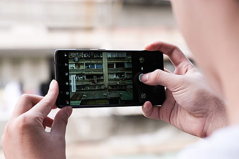 plads, grå, iphone 6, person, human, elektronik, telefon, mobiltelefon, finger, udvikle sig, kameratelefon, smartphone, android telefon, brombær, overvåge, lcd-skærm, Skærm, hånd, iphone, computer, Foto, menneskelig hånd, teknologi, fotografering temaer, trådløs teknologi, meddelelse, menneskelig kropsdel, bedrift, fotografere, smart telefon, en person, bærbar informationsenhed, aktivitet, voksen, forbindelse, udendørs, enhed skærmen, digitalt kamera, 5K, CC0, offentligt domæne, royaltyfrie