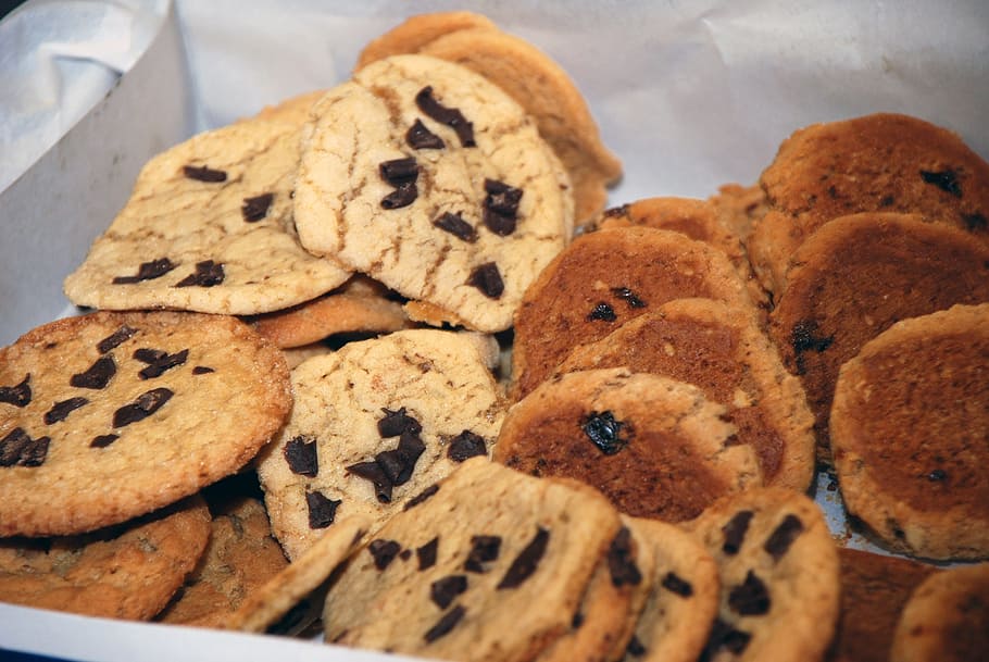 cookie, bagt, bageri, kiks, sød, fad, mad, frisk, mad og drikke, sødt mad, friskhed, tæt på, chokolade chip cookie, chokolade, indendørs, ingen mennesker, chokoladechip, stilleben, overbærenhed, klar til at spise, høj vinkel visning, dessert, fristelse, snack, rosin, 2K