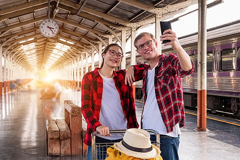 mies, nainen, juna-asema, ottaen, selfie, penkki, kännykkä, kello, työmatkalaiset, pari, muoti, hattu, veturi, ihmiset, julkinen liikenne, rautatie, hymyilevä, asema, teräs, ottamassa kuvaa, kouluttaa, kuljetusjärjestelmä, kaupunki-, tekniikka, langaton tekniikka, aikuinen, nuori aikuinen, viestintä, kannettava tietoväline, kaksi henkilöä, valokuvauksen teemat, älypuhelin, onnellisuus, valokuvaaminen, nuoret miehet, valokuvaviestit, kamera, tilalla, tunne, 5K, CC0, public domain, rojaltivapaa