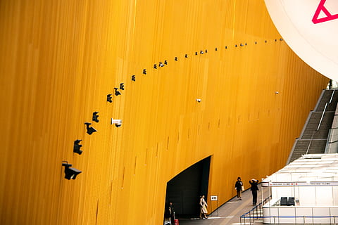 edificio marrone, Giappone, tokyo, tokyo forum internazionale, persona, un, interno, architettura, palcoscenico, giallo, riga, conferenza, pubblico, città, grande, in casa, interior design, legna, mezzi di trasporto, struttura costruita, modo di trasporto, gruppo di persone, persone accessorie, esterno dell'edificio, persone reali, giorno, stili di vita, caratteristica della parete, uomini, viaggio, luce del sole, donne, persone, a piedi, costruzione, all'aperto, 5K, CC0, dominio pubblico, privo di copyright