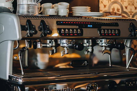mașină de espresso de argint, cafetiera, cafea, cafenea, cafea - băutură, espresso maker, mancare si bautura, mașini, ceașcă, în interior, cană de cafea, băutură, halbă, a închide, nici o persoana, aparat, luare, gustare, espresso, Afaceri, Barista, 4K, CC0, domeniu public, fără drepturi de autor