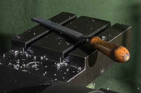Datei, Metallkonstruktion, Werkstatt, Werkzeug, Metallbearbeitung, chips, Metallspäne, Arbeitstisch, Arbeit, Metall, Nahansicht, keine Leute, Technologie, drinnen, Industrie, Ausrüstung, alt, rostig, High Angle View, Stillleben, schmutzig, schwarze Farbe, Fokus auf den Vordergrund, Arbeitsgerät, Wasser, Vorbereitung, Schmutz, Maschinen, Metallindustrie, 4K, CC0, gemeinfrei, lizenzfrei