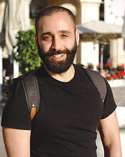 home, barba, una persona, pèl facial, mirant la càmera, retrat, roba casual, centrar-se en primer pla, vista frontal, persones reals, estils de vida, somrient, de peu, home jove, activitat d'oci, homes, adult jove, mascles, cintura cap amunt, 4K, CC0, domini públic, lliure de regalies