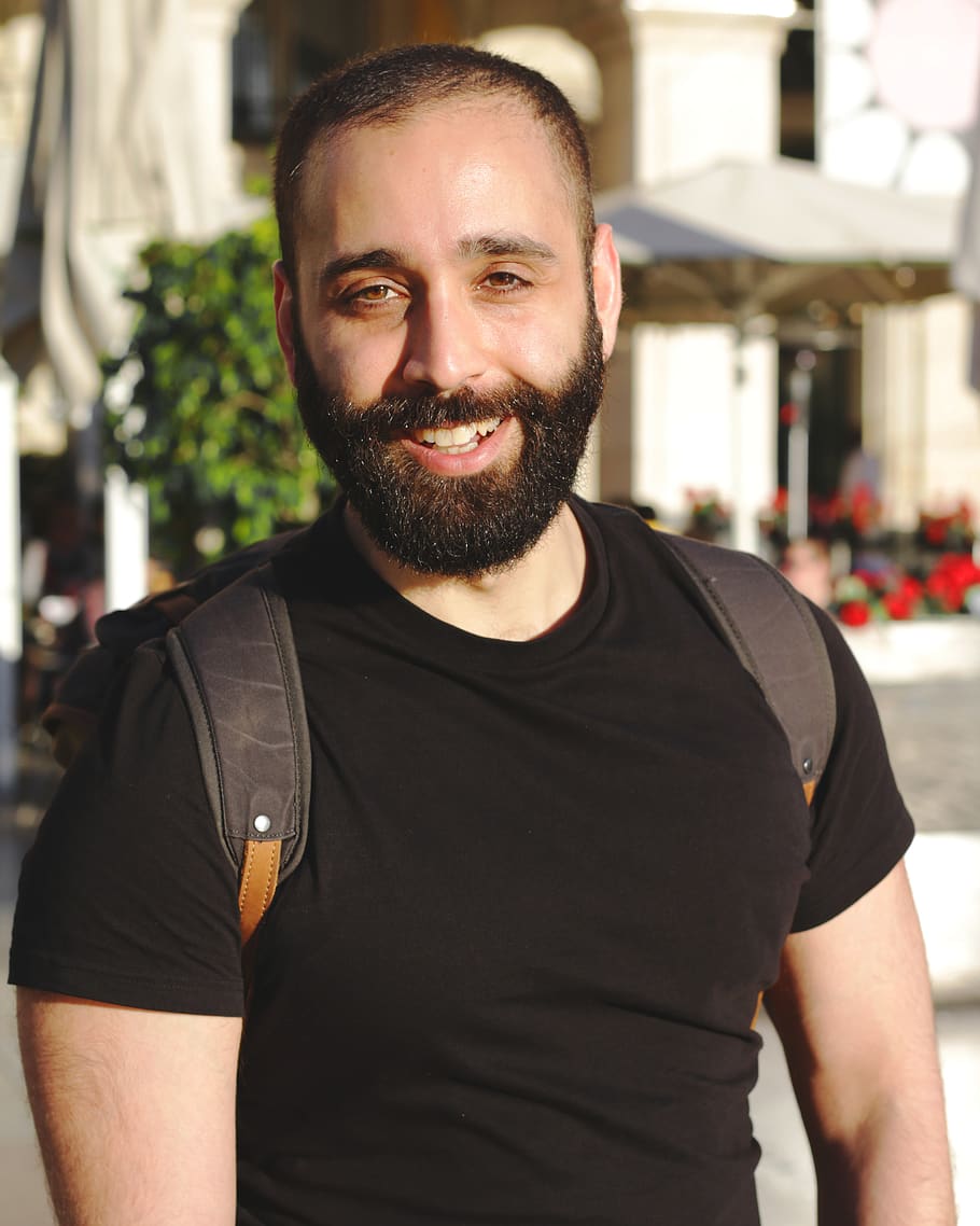 home, barba, una persona, pèl facial, mirant la càmera, retrat, roba casual, centrar-se en primer pla, vista frontal, persones reals, estils de vida, somrient, de peu, home jove, activitat d'oci, homes, adult jove, mascles, cintura cap amunt, 4K