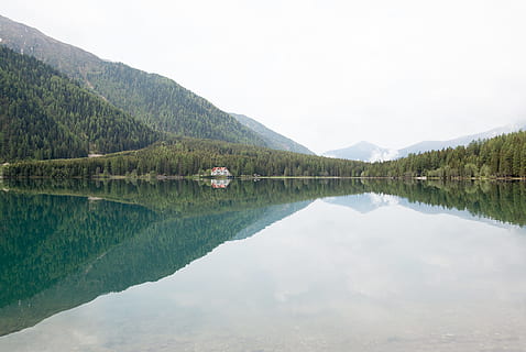 fotografieren, Ruhe, Karosserie, Wasser, Bergketten, Wolken, Tageslicht, Wald, See, Landschaft, Spiegeln, Berg, Natur, draußen, Reflexion, Fluss, szenisch, Himmel, Sommer-, still, Reise, Bäume, Tal, Szenen - Natur, ruhige Szene, Schönheit in der Natur, Symmetrie, Nicht-städtische Szene, Baum, Gebirge, keine Leute, Ufergegend, idyllisch, Tag, Pflanze, Reflexionssee, Nadelbaum, 5K, CC0, gemeinfrei, lizenzfrei