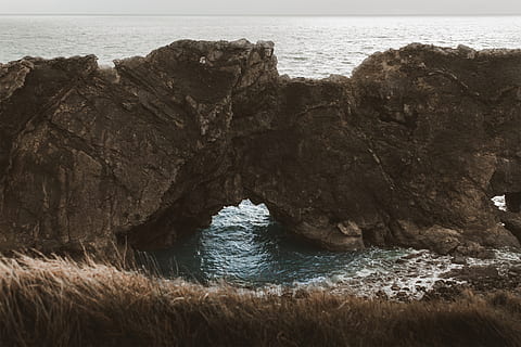 formação rochosa cinza, oceano, costa, agua, ao ar livre, natureza, mar, caverna, enseada, terra, Rocha, penhasco, promontório, de praia, Dorset, relaxante, calma, britânico, litoral, Instagram, rock - objeto, sólido, beleza na natureza, scenics - natureza, formação rochosa, cena tranquila, movimento, ninguém, tranquilidade, dia, horizonte sobre a água, onda, horizonte, poder na natureza, pilha de rock, corroído, costa rochosa, 4K, CC0, domínio público, royalty free