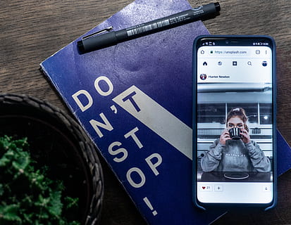 smartphone, creatività, umore, autunno, scrivania, scrittura, unsplash, motivazione, motivazionale, cactus, taccuino, libro, gli appunti, penna, legna, lunatico, tecnologia, comunicazione, tecnologia wireless, cellulare, temi fotografici, macchina fotografica - attrezzatura fotografica, telefono, Fotografare, smart phone, connessione, dispositivo di informazione portatile, usando il telefono, telecamera, mezzi di trasporto, persone, persone reali, vista dall'alto, attrezzatura fotografica, detenzione, all'aperto, Camera digitale, 4K, CC0, dominio pubblico, privo di copyright