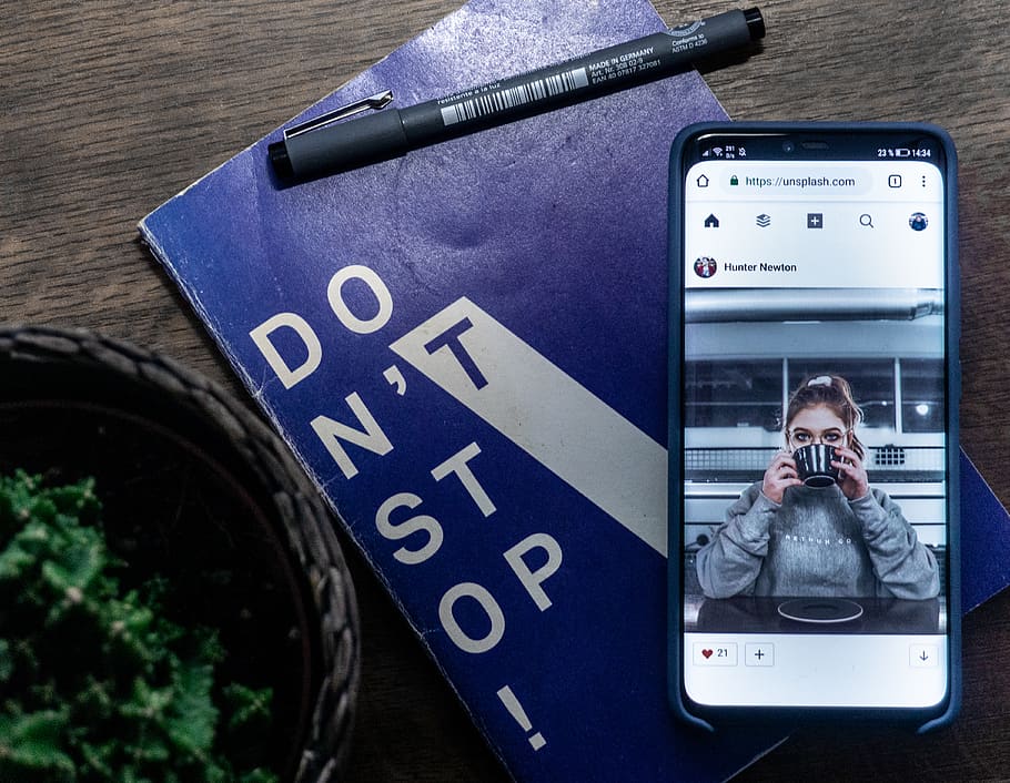 smartphone, creatività, umore, autunno, scrivania, scrittura, unsplash, motivazione, motivazionale, cactus, taccuino, libro, gli appunti, penna, legna, lunatico, tecnologia, comunicazione, tecnologia wireless, cellulare, temi fotografici, macchina fotografica - attrezzatura fotografica, telefono, Fotografare, smart phone, connessione, dispositivo di informazione portatile, usando il telefono, telecamera, mezzi di trasporto, persone, persone reali, vista dall'alto, attrezzatura fotografica, detenzione, all'aperto, Camera digitale, 4K