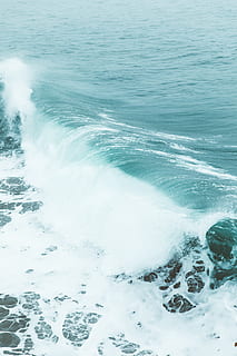 onades blaves, aigua, mar, esport, esport aquàtic, moviment, surf, bellesa a la natura, onada, naturalesa, dia, davant del mar, escenics - natura, a l'aire lliure, esquitxades, terra, vista d’angle alt, moviment borrós, poder a la natura, aigua que flueix, 5K, CC0, domini públic, lliure de regalies