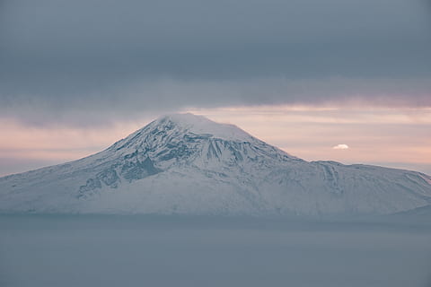 neu, cobert, muntanya, dramàtica, núvols, a l'aire lliure, naturalesa, gel, Serra, glacera, pic, hivern, paisatge, pendent, iceberg, altiplà, terra, tundra, vista aèria, pissarra, volcà, cel, temperatura de fred, escenics - natura, bellesa a la natura, escena tranquil·la, muntanya nevada, tranquil·litat, idíl·lic, núvol - cel, escena no urbana, medi ambient, cap gent, posta de sol, cim de muntanya, 2K, CC0, domini públic, lliure de regalies