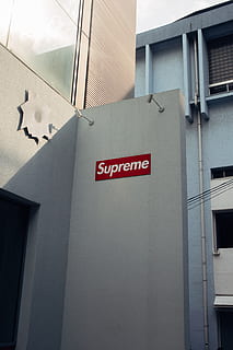 logo supremo, ringhiera, corrimano, supremo, Giappone, Shibuya-ku, simbolo, finestra, testo, costruzione, edificio per uffici, cartello, logo, marchio, parete, architettura, Home decor, calcestruzzo, ufficio postale, alfabeto, comunicazione, sceneggiatura occidentale, struttura costruita, esterno dell'edificio, nessuno, Inquadratura dal basso, lettera maiuscola, giorno, rosso, informazione, guida, all'aperto, segno di informazione, simbolo della freccia, direzione, 5K, CC0, dominio pubblico, privo di copyright