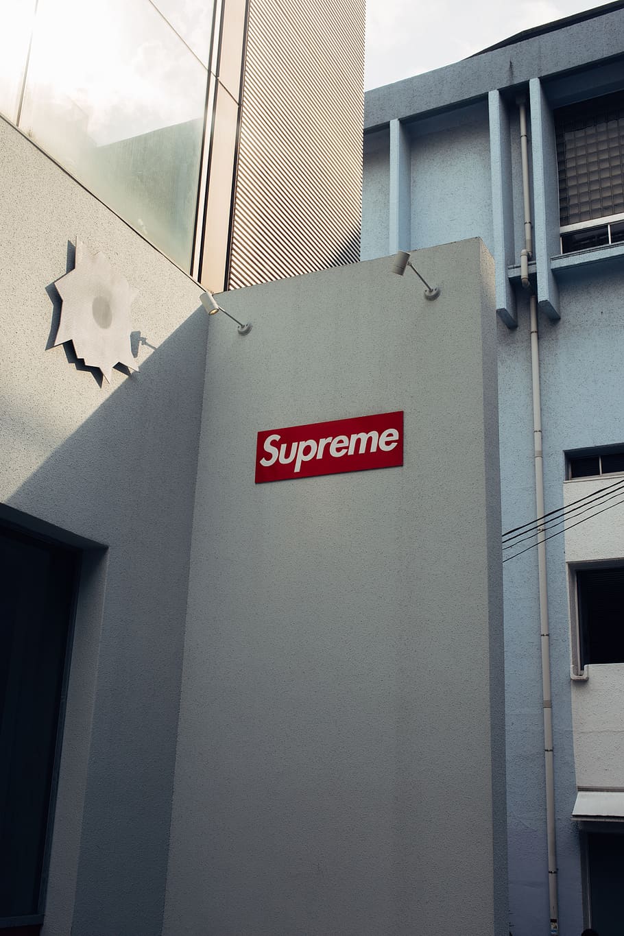 logotip suprem, barana, suprem, Japó, shibuya-ku, símbol, finestra, text, edifici, edifici d'oficines, signe, logotip, marca comercial, paret, arquitectura, decoració de la llar, concret, oficina postal, alfabet, comunicació, guió occidental, estructura construïda, exterior de l'edifici, cap gent, vista d’angle baix, lletra majúscula, dia, vermell, informació, orientació, a l'aire lliure, signe d'informació, símbol de fletxa, direcció, 5K