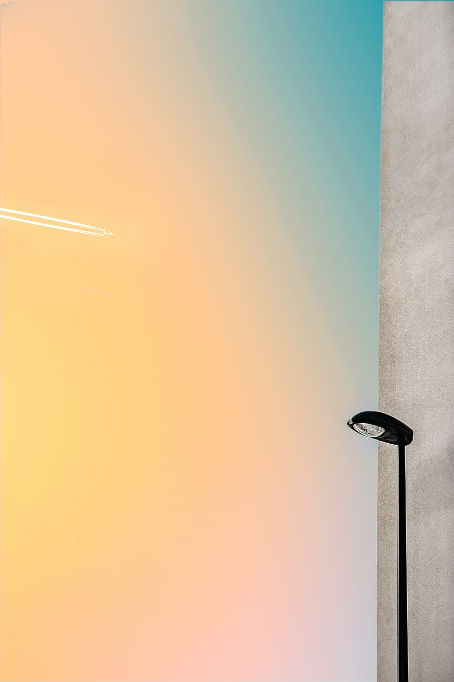 post di luce nera, cielo, nessuno, lampione, attrezzatura per l'illuminazione, copia spazio, colore arancione, architettura, caratteristica della parete, strada, natura, struttura costruita, cielo sereno, giorno, all'aperto, esterno dell'edificio, tramonto, metallo, luce del sole, Inquadratura dal basso, finestra, luce, lampada elettrica, 5K