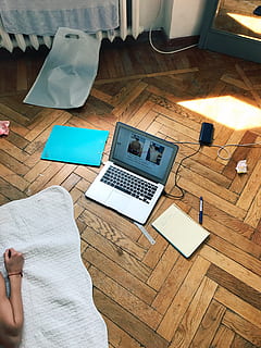 Zeug, Studie, Technologie, Laptop, Computer, kabellose Technologie, Kommunikation, Tabelle, High Angle View, eine Person, Verbindung, drinnen, menschliches Körperteil, menschliche Hand, Holz - Material, Hand, mit laptop, persönliche Perspektive, echte Menschen, Papier-, tragbares Informationsgerät, Design-Profi, 4K, CC0, gemeinfrei, lizenzfrei