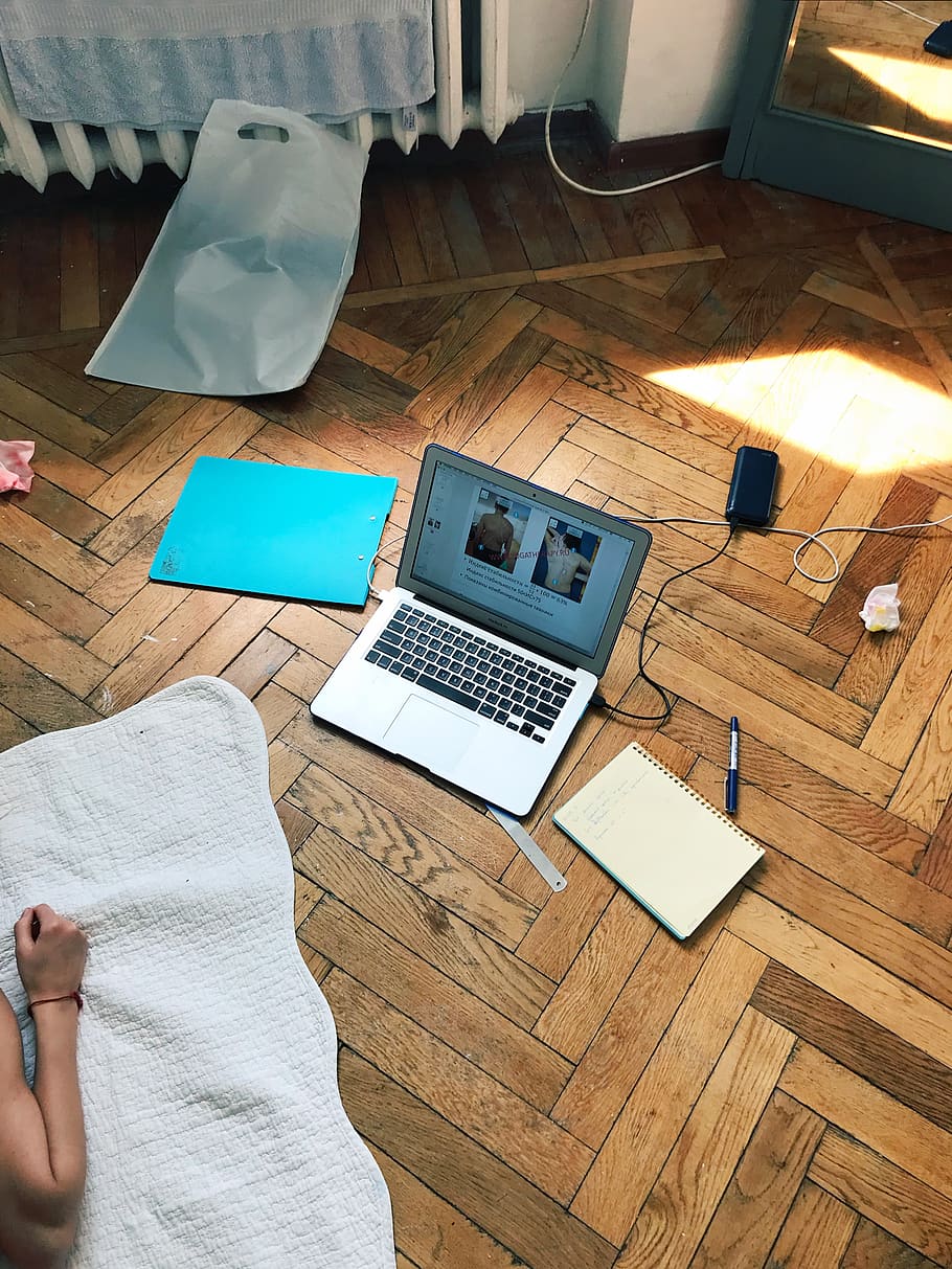 coses, estudiar, tecnologia, portàtil, ordinador, tecnologia sense fils, comunicació, taula, vista d’angle alt, una persona, connexió, a l'interior, part del cos humà, mà humana, material de fusta, mà, usant portàtil, perspectiva personal, persones reals, paper, dispositiu d’informació portàtil, professional del disseny, 4K