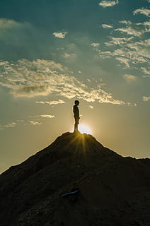 silhouette, uomo, in piedi, montagna, retroilluminato, scalata, scalatore, nuvole, alba, luce del giorno, ora d'oro, escursione, escursionista, giustifica il tuo amore, paesaggio, natura, persona, scenario, panoramico, ombra, giro turistico, cielo, abbagliamento solare, luce del sole, tramonto, nuvola - cielo, bellezza nella natura, una persona, persone reali, stili di vita, scenics - natura, attività di svago, la tranquillità, scena tranquilla, scena non urbana, lunghezza intera, avventura, all'aperto, picco di montagna, 2K, CC0, dominio pubblico, privo di copyright
