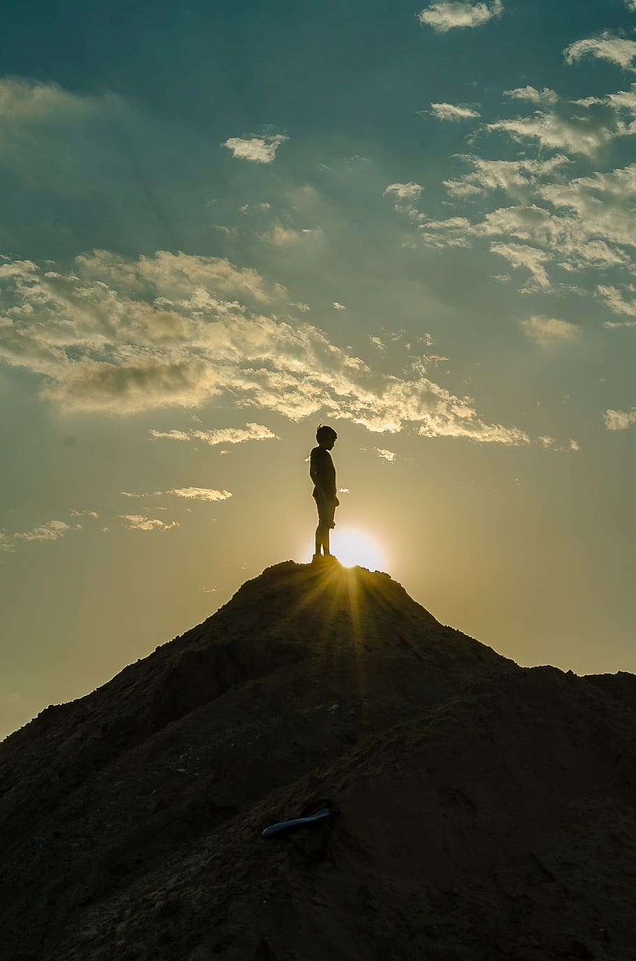silhouette, uomo, in piedi, montagna, retroilluminato, scalata, scalatore, nuvole, alba, luce del giorno, ora d'oro, escursione, escursionista, giustifica il tuo amore, paesaggio, natura, persona, scenario, panoramico, ombra, giro turistico, cielo, abbagliamento solare, luce del sole, tramonto, nuvola - cielo, bellezza nella natura, una persona, persone reali, stili di vita, scenics - natura, attività di svago, la tranquillità, scena tranquilla, scena non urbana, lunghezza intera, avventura, all'aperto, picco di montagna, 2K
