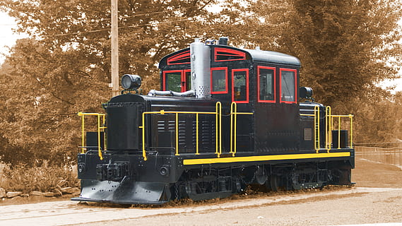 svart tåg, motor, tåg, 2 kung st e, Gananoque, kanada, motor-, maskin, bulldozer, fordon, transport, traktor, träd, svart, lövverk, gul, röd, årgång, gammal, lokomotiv, järnvägstransport, landfordon, tågbil, transportsätt, natur, växt, dag, Spår, järnvägsspår, kollektivtrafik, ånglok, utomhus, landa, män, 5K, CC0, offentligt domän, royaltyfria