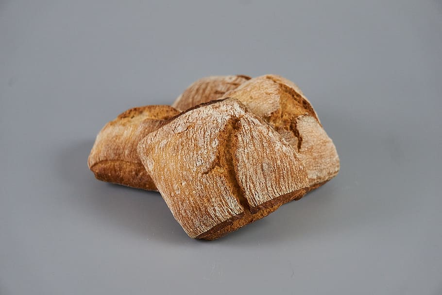 pa, al forn, rústic, rustique, tir de l'estudi, menjar i beguda, a l'interior, menjar, sol objecte, primer pla, cap gent, marró, benestar, fons gris, alimentació saludable, tallar, frescor, natura morta, gris, fons blanc, llest per menjar, tall, fons negre, berenar, fer dieta, 5K
